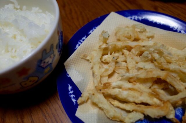 今が旬！白魚の唐揚げ　築地