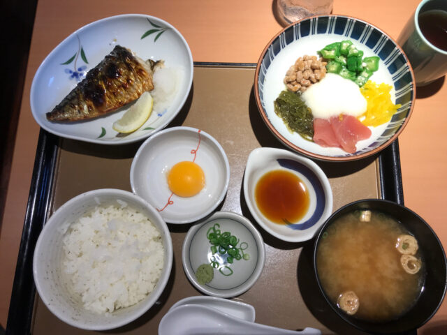 やよい軒  ねばとろごはんと焼魚の定食