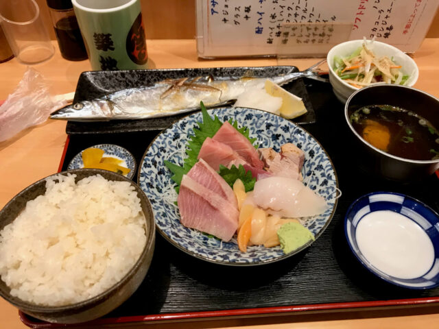 豊洲市場直送！天然ブリとサンマの塩焼き定食