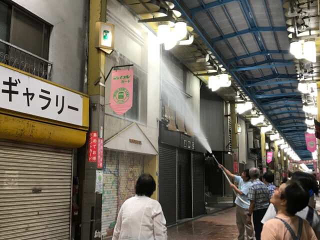 ジョイフル三の輪商店街　放水でクリーンに