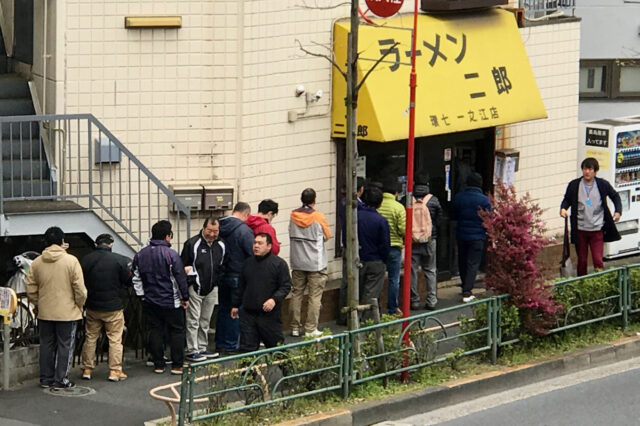 ラーメン二郎は行列。コロナとは無縁！すごい