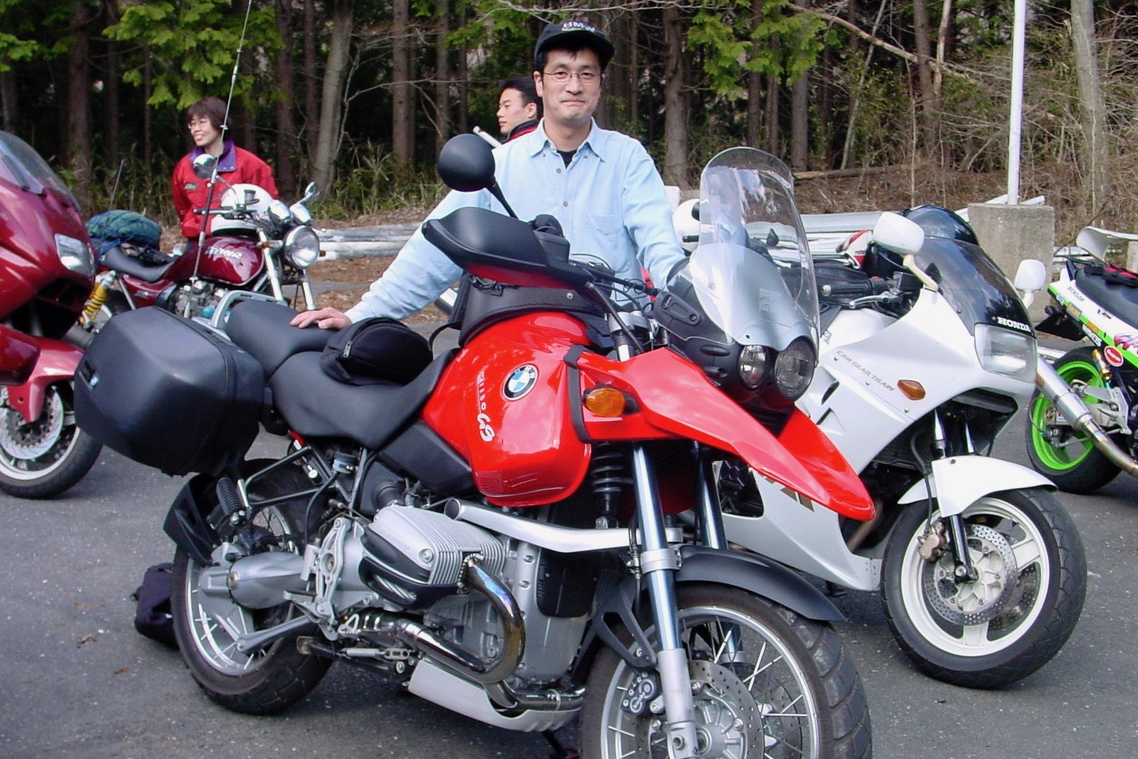 バイクに乗る本屋勝海院長